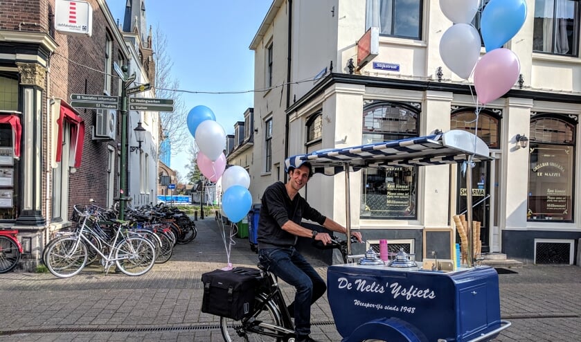 Eigenaar Jonathan Sas op de nieuwe ijsbakfiets.
