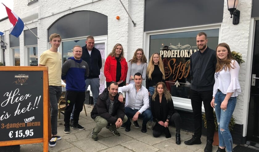 Medewerkers van Proeflokaal Sijgje met derde van rechts Nadia Franke.