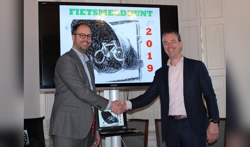 Wethouder Léon de Lange en opsteller Tobias van den Briel bij de presentatie.