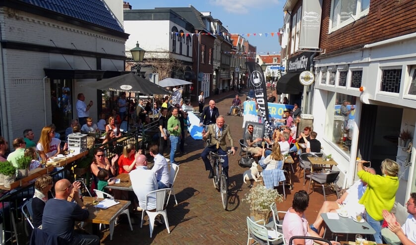 Uiteraard opende de burgemeester de Kapelstraat op de fiets.