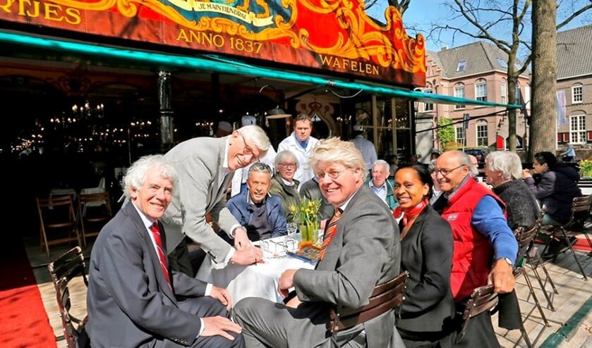 Onlangs werd de overeenkomst voor de muziektent getekend.