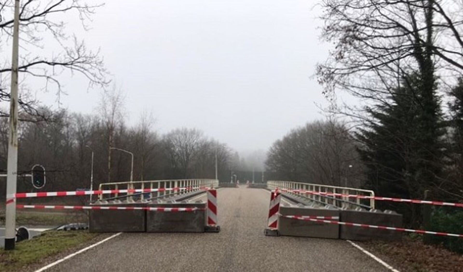 Door werkzaamheden aan het viaduct wordt de Hilversumseweg tijdelijk afgesloten.