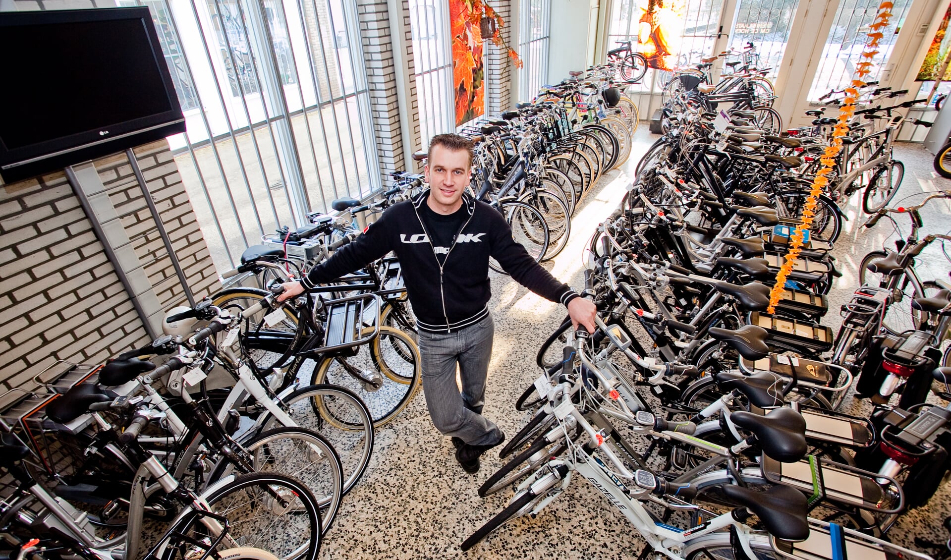 Wouter van der Linden ziet dat de e-bike bijna niet aan te slepen is..