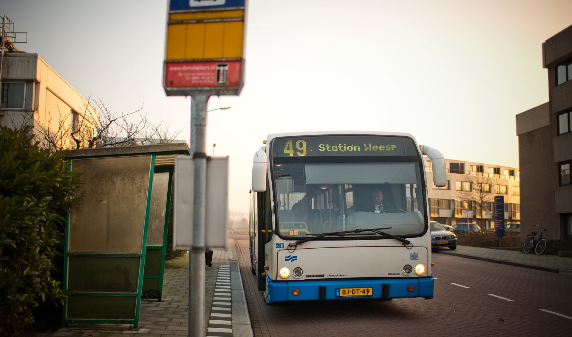 The good old days: bus 49 stopt op de Pampuslaan (Bedrijventerrein Noord). Dit beeld is van maart 2011.