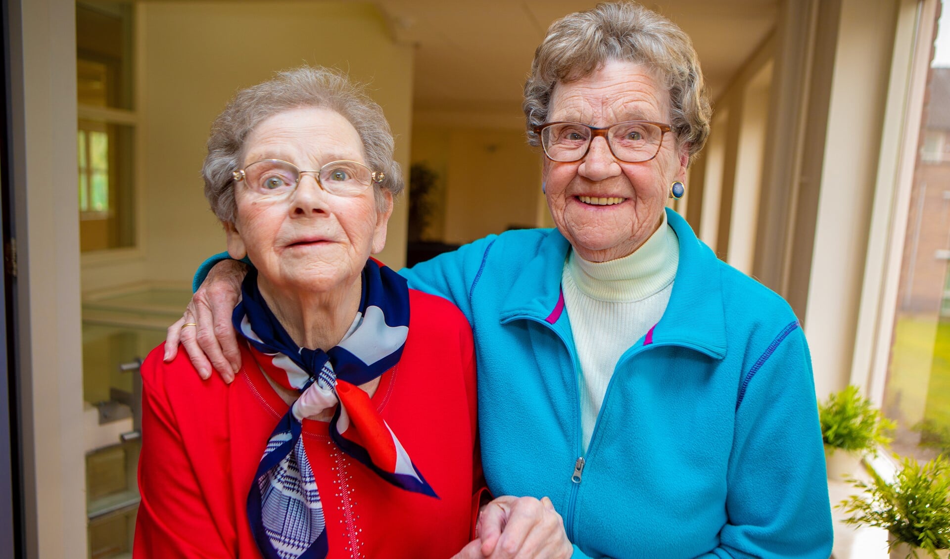 De tweeling Bets en Wil (r) wordt morgen 91 jaar.