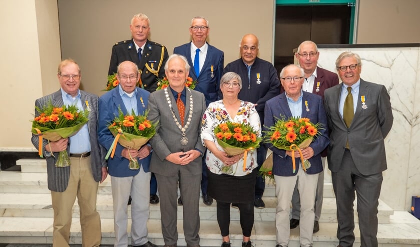 Negen van de tien gelukkigen en burgemeester Pieter Broertjes. Aris Doelman was vrijdag niet aanwezig.