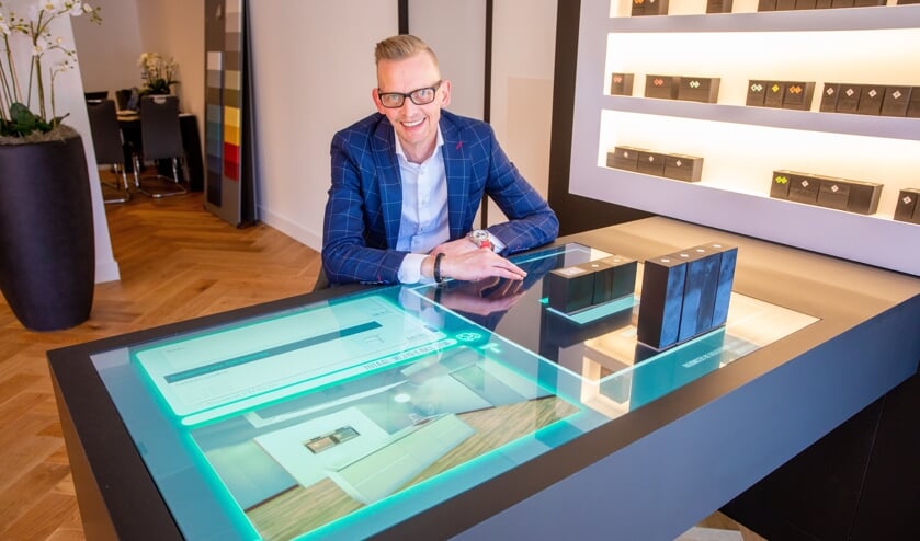 Michel toont de tekentafel waarmee de keuken en prijs direct inzichtelijk zijn.