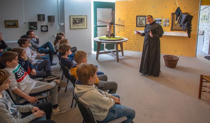 Muisstil luisteren de leerlingen naar de molenaarsvrouw.