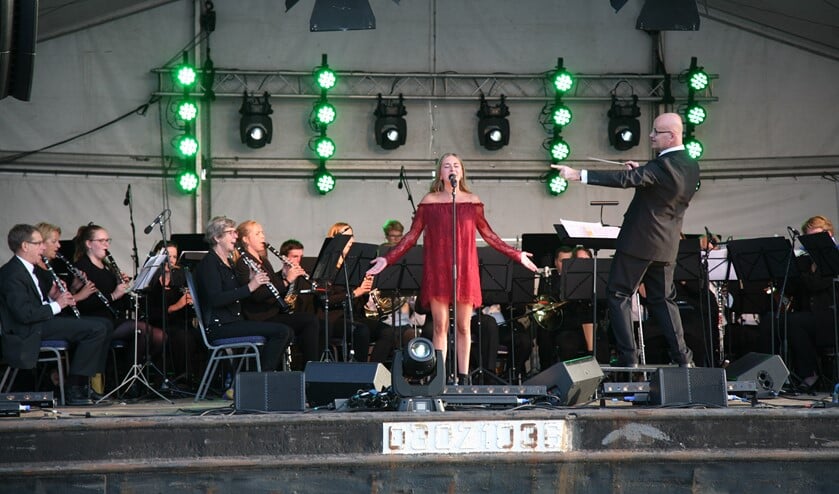 Prinses Irene laat het publiek dansen.
