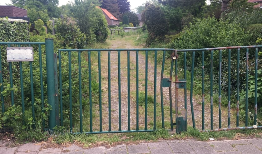 Het toegangshek tot de Albert Grootlaan 18A en B.