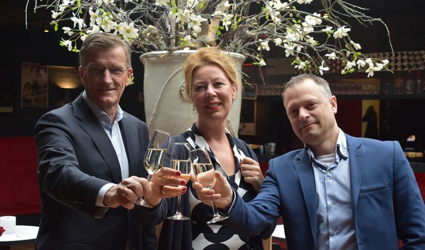 Proosten op de samenwerking. V.l.n.r.: Tom van der Poel, Marian Buvelôt en Robert Jan Vos.
