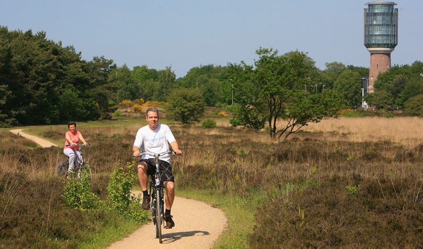 Elke avond wordt er een tocht van maximaal 25 kilometer gefietst door Huizen en omgeving.