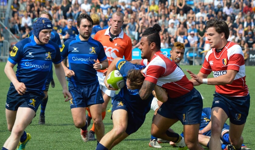 Sean Pickup breekt door de verdediging van DIOK. Marc Mistou en Ben Stafford klaar om de aanval over te nemen.