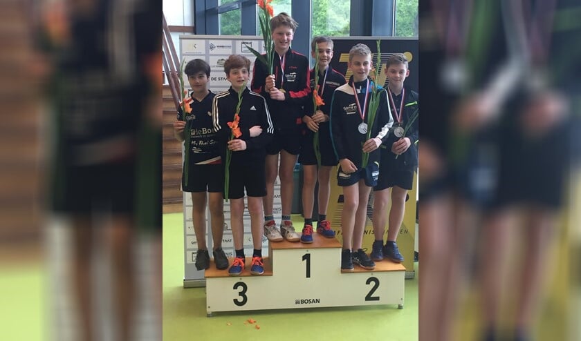 Teun (midden links) met zijn partner Mate zijn Nederlands Kampioen tafeltennissen.