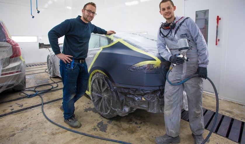 Timo en Sander van Leeuwen in de spuiterij.