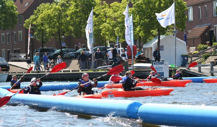 Kinderen konden met verschillende watersporten kennismaken in de aanloophaven.