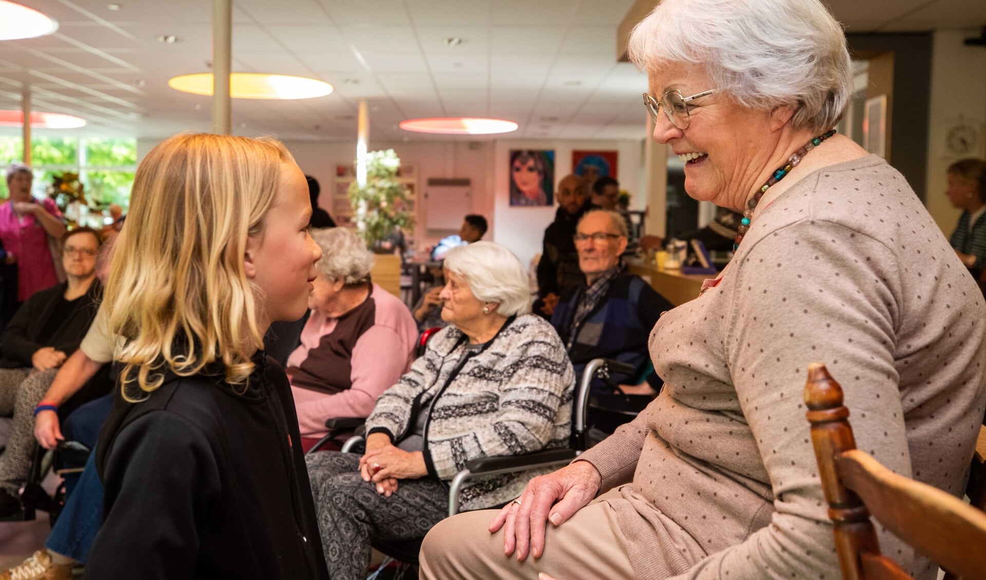 Jilles praat met mevrouw TIneke Brinkman (81) over de oorlog. 'We waren met tien kinderen thuis, dus ja, er was honger.'