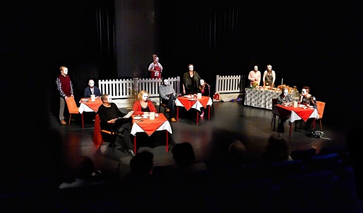 Theatergroep Diemen tijdens een voorstelling in mei 2019.
