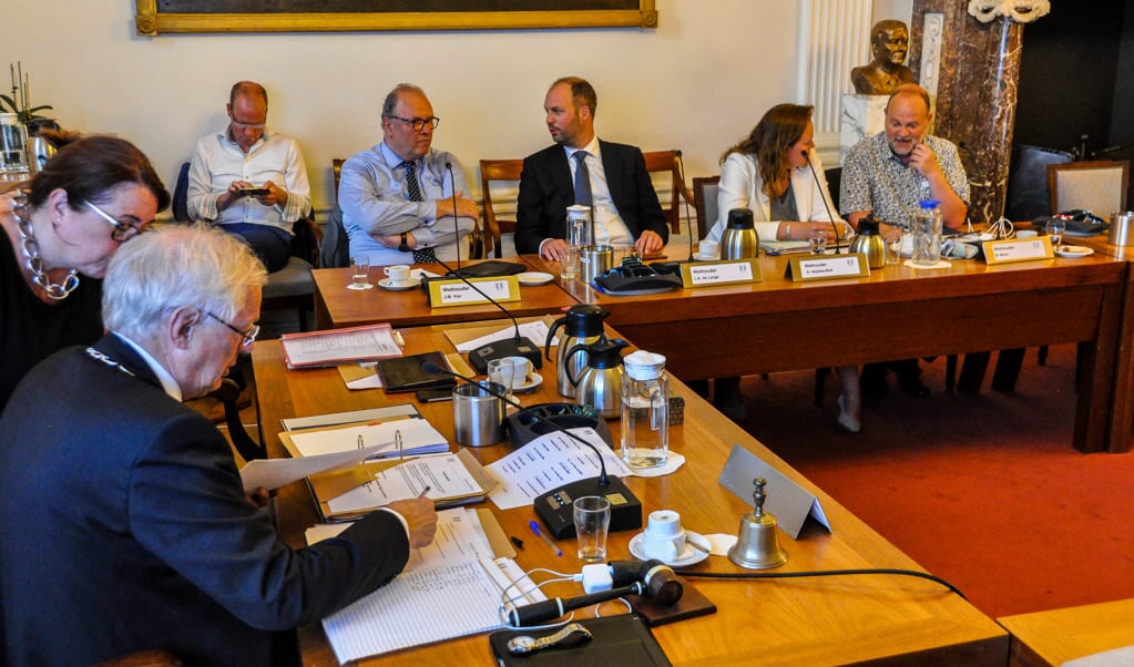 De wethouders van Weesp, met Léon de Lange als tweede van links.