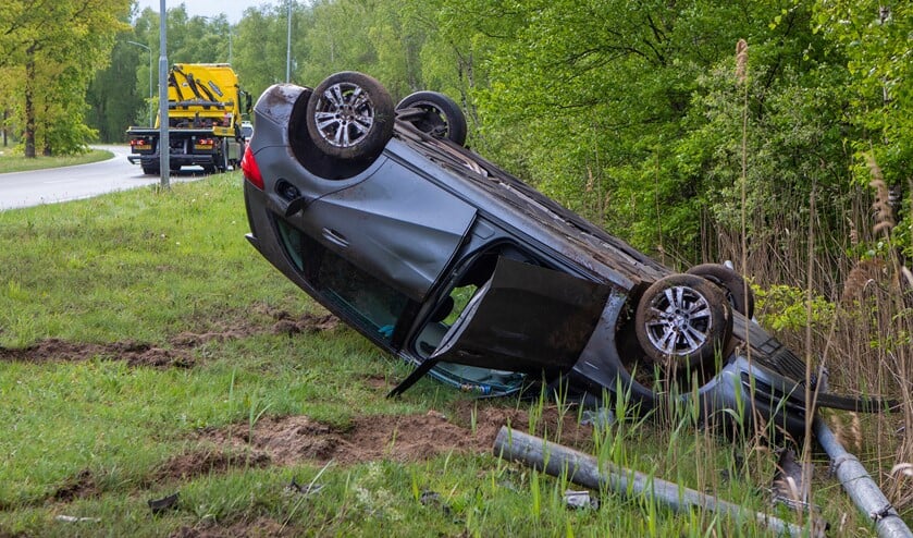 Een foto van het gecrashte voertuig waar geweld werd gebruikt tegen een politieman die hulp verleende onderweg naar zijn werk.