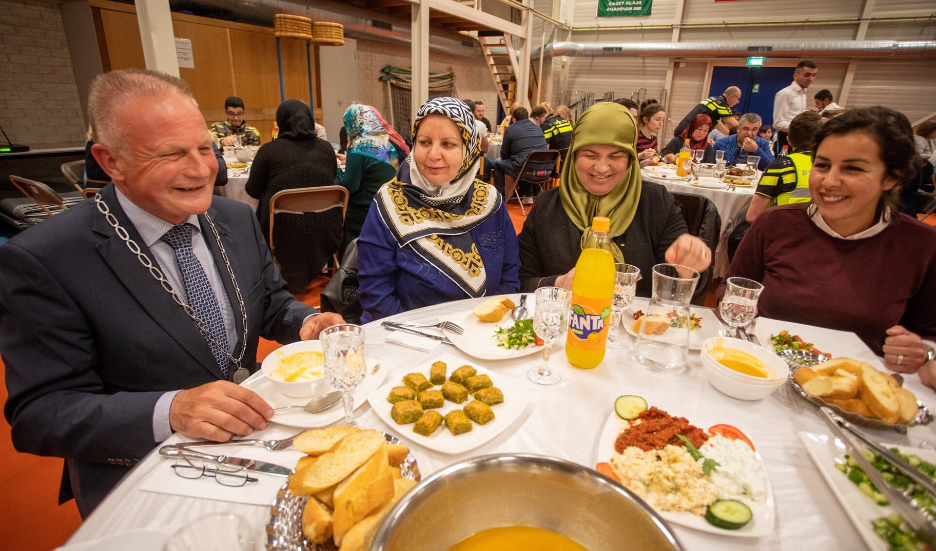 Burgemeester Sicko Heldoorn geniet van de iftar.