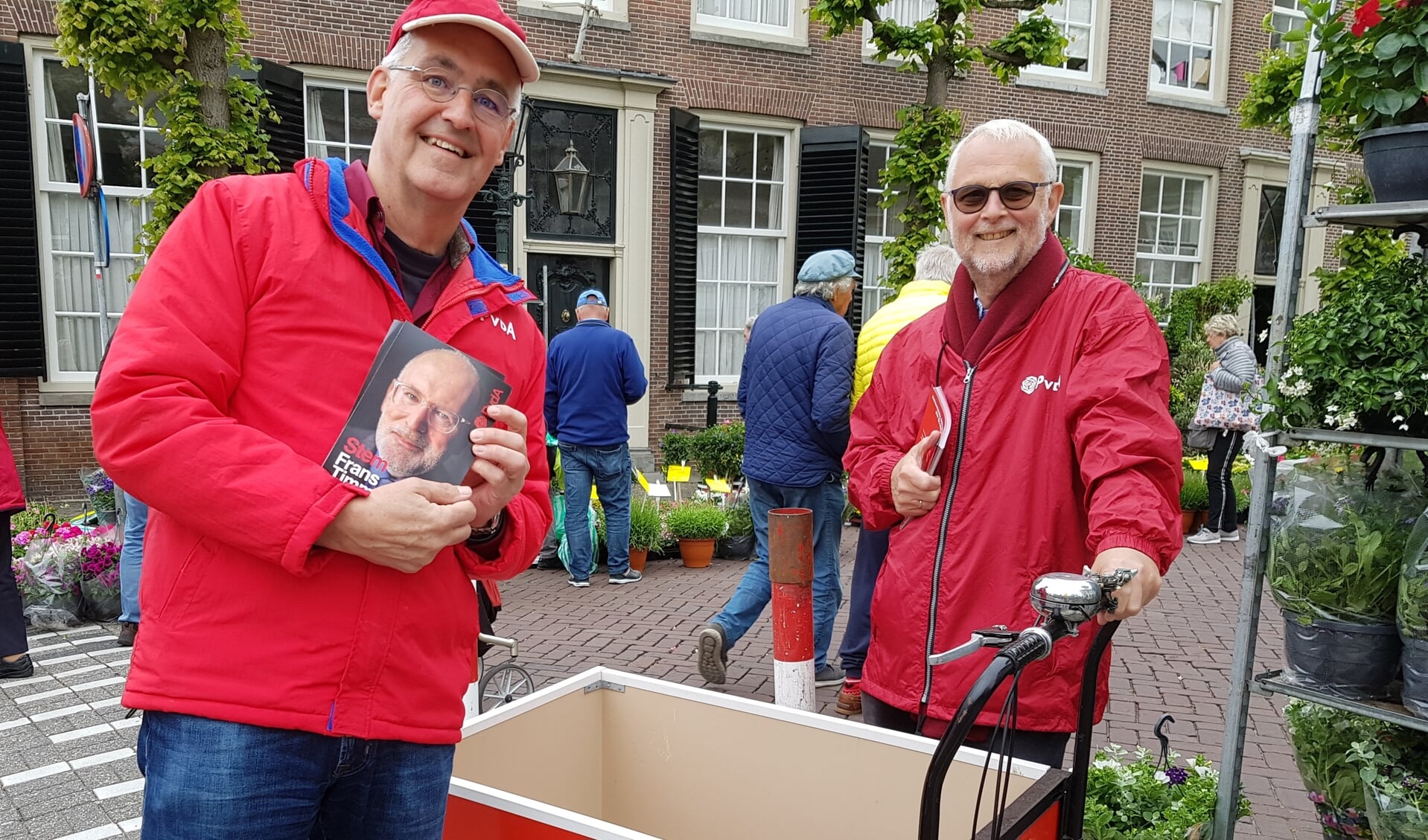 Bert Keesman (links op de foto en links in zijn doen en laten) 'flyerde' er bij eerdere verkiezingen lustig op los voor de PvdA. 