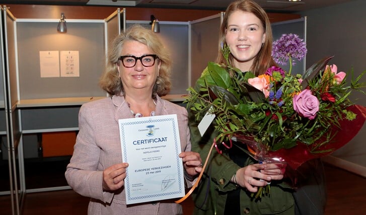 Burgemeester Rinske Kruisinga zet Merel van Roermund in het zonnetje voor eerste keer stemmen.