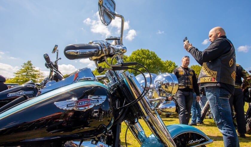 Bezoekers genoten van de Harley Davidson motoren.