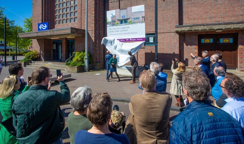 Onthulling bouwbord op het station.