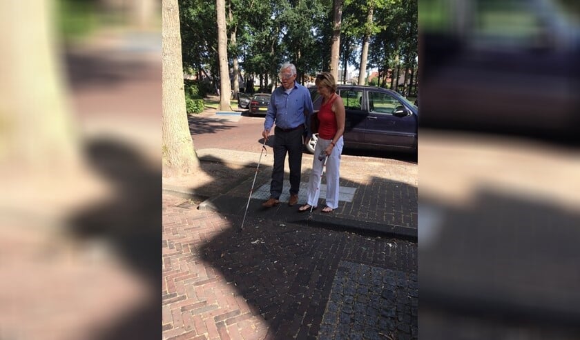 Wethouder Stam liep eerder een route met Irmy Vos. Hij droeg hierbij een simulatiebril.