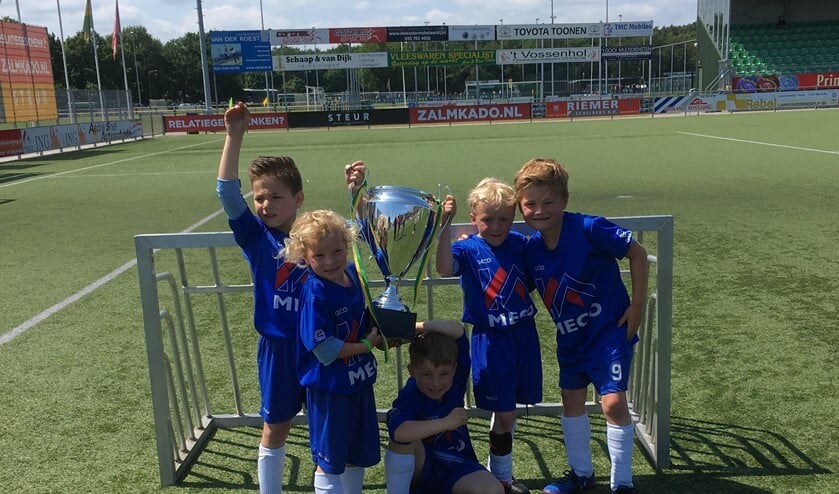 De spelertjes van Chelsea met de cup.