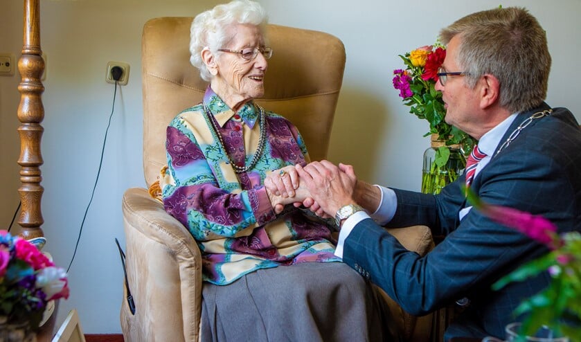 Adriaantje met locoburgemeester Bert Rebel.