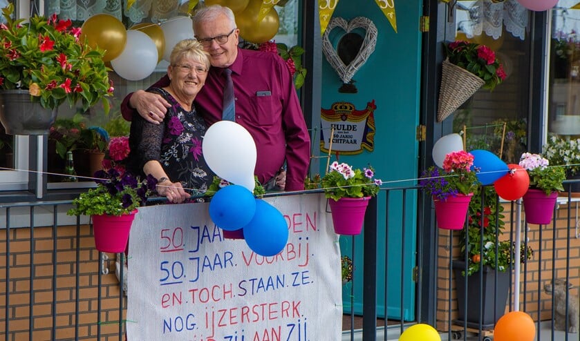 Thea en Bert Smeink bij hun feestelijk versierde huis.