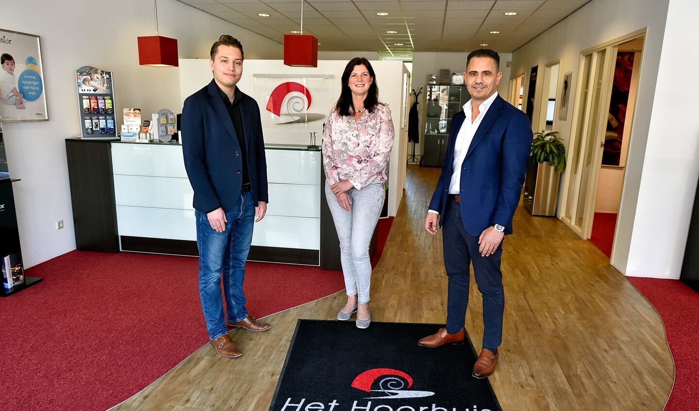 Het team van Het Hoorhuis met rechts audicien Lahbib Hibout.
