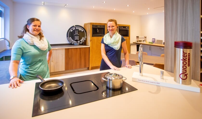 Claudia en Marieke in de nieuwe keukenshowroom.