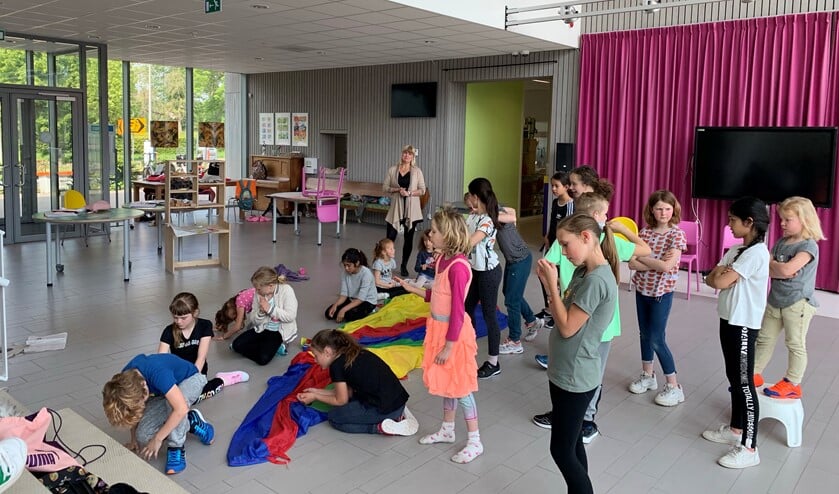 Leerlingen zijn aan het oefenen voor eindejaarsmusical.