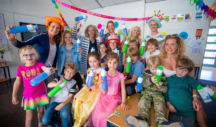 De jarige joppen met een aantal leerlingen met hun speciale Flevoschool Dopper.