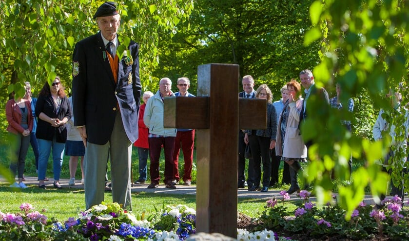 Dodenherdenking start dit jaar ook weer bij het monument in het Stadspark.