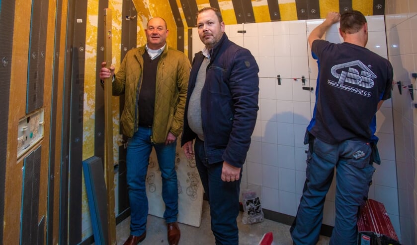 Alex Hagen en Sander Mulder bij het renovatieproject.