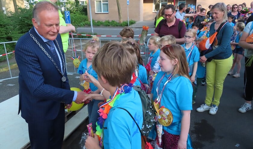 De burgemeester nam alle tijd om heel veel handen te schudden.