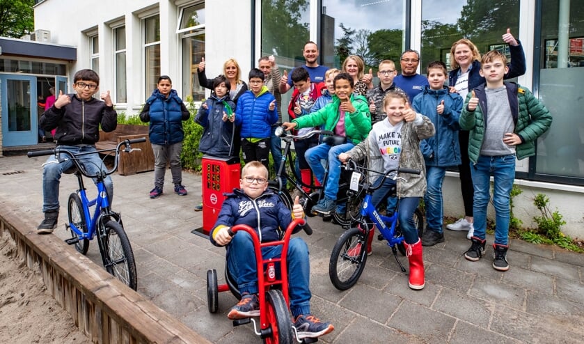 Bij de Klimopschool zijn ze blij met de geschonken (loop)fietsen.