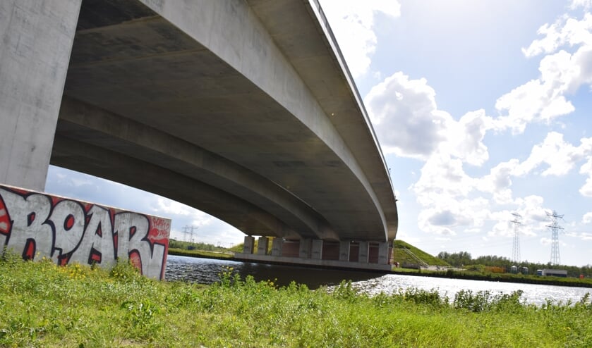 De herstelwerkzaamheden aan de brug zijn al gestart.