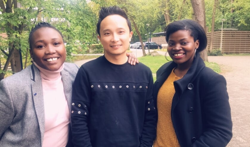 Vanaf links: Sly Ndlovu, Lei Ma en Stellah Nambuya zijn van One Hilversum, de organisatie van de Afrikadag.