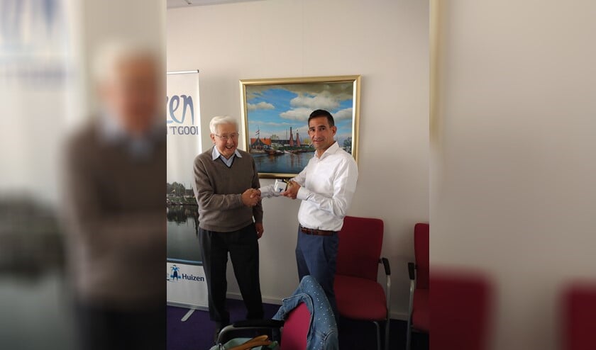 Frits Veerman wordt bedankt door wethouder Maarten Hoelscher.