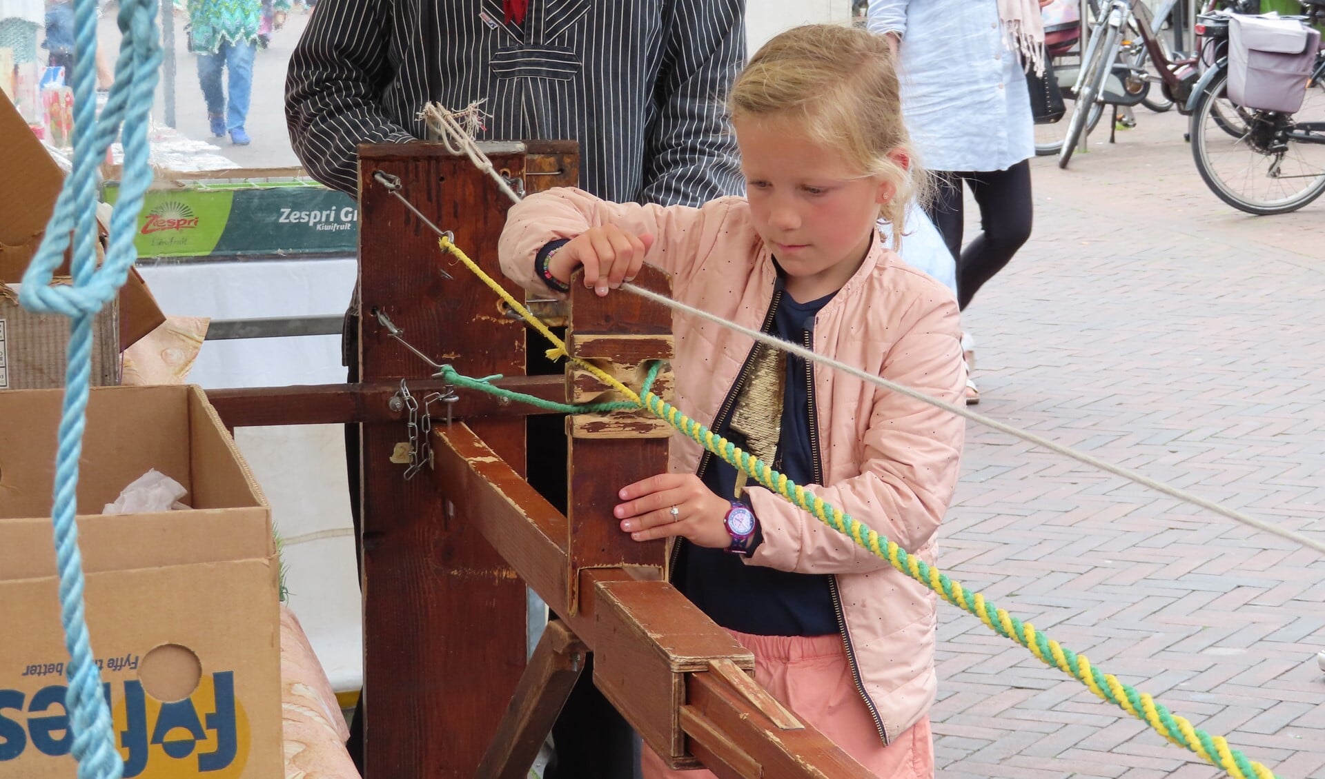 Dit meisje mocht de touwslager helpen.