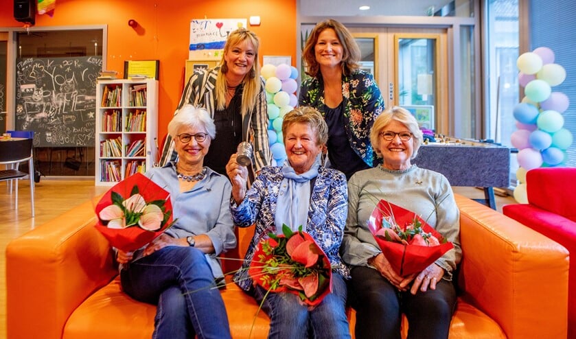De jubilarissen (v.l.n.r. Kitty, Mien, Vroca) samen met Aimée (l) en Anouk.