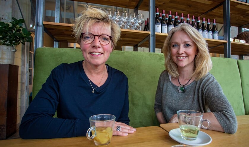Sylvia van Stuijvenberg (l) en Silvia van Beusekom van de Stichting Gooise Culturele Evenementen.