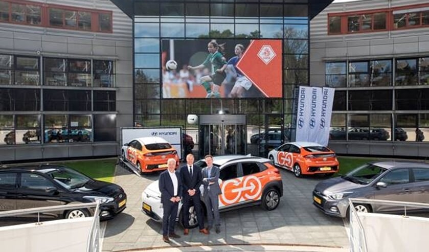 Jean-Paul Decossaux - commercieel directeur van de KNVB, Robert van Barneveld – Directeur Hyundai Wittenberg, Jeroen Tas – Marketing Director Hyundai Motor Nederland.
