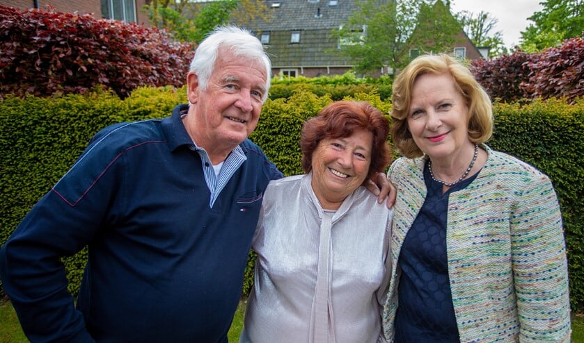 Piet en Ida Verkerk met wethouder Marlous Verbeek, die het paar kwam feliciteren.