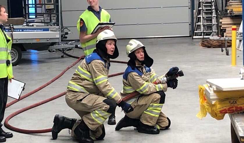 Floris Jan Weijermans (rechts) en Thijs Brasser van jeugdbrandweer Huizen in actie.